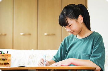 机で勉強している様子